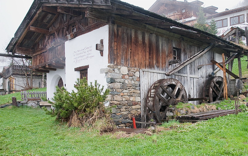 Südtirol D35_4302 als Smart-Objekt-1 Kopie.jpg - Eine alte Mühle in einem Bergort. Felix spielt total verrückt, geht eigene Wege, hört gar nicht mehr, er nervt nur noch ( Pupertät ??????? )